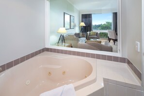 Deluxe Spa Suite - inc. bottle of sparkling wine and complimentary valet parking | Whirlwanne