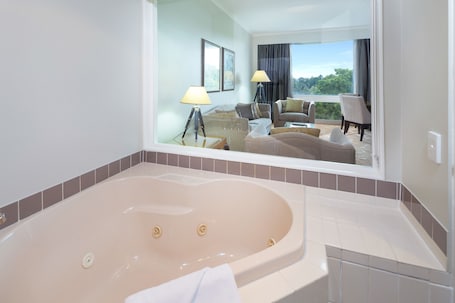 Deluxe Suite, Jetted Tub (includes bottle of sparkling wine) | Jetted tub. Royal On The Park