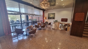 Coin salon dans le hall