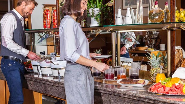 Un buffet proposant une variété de plats et de boissons.