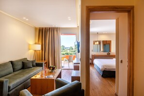 Edredones de plumas, minibar, caja fuerte y escritorio