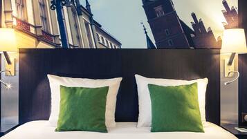 Hypo-allergenic bedding, in-room safe, desk, blackout curtains