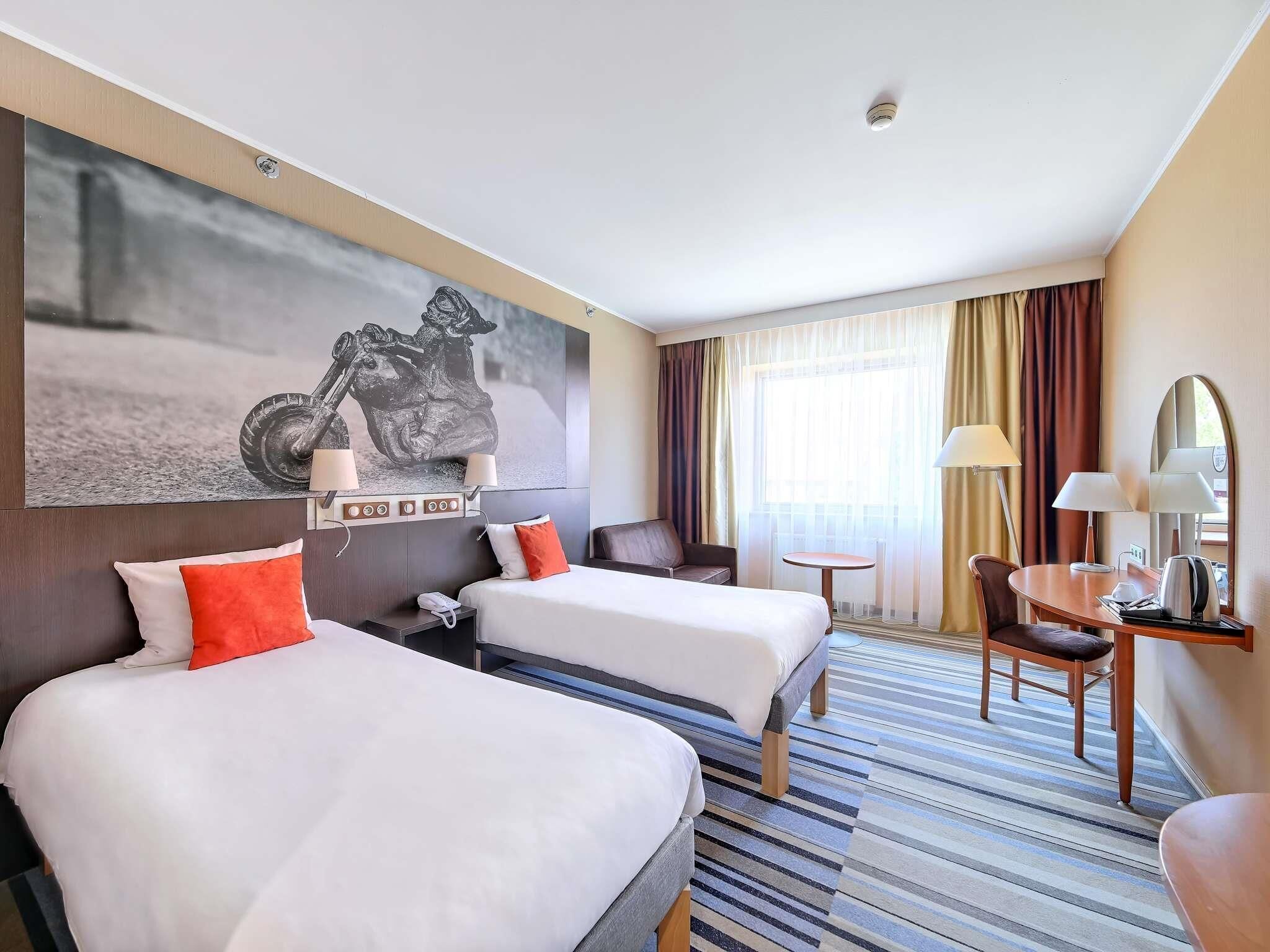 Classic Room, 2 Twin Beds (City or Cathedral View) | Hypo-allergenic bedding, minibar, in-room safe, desk
