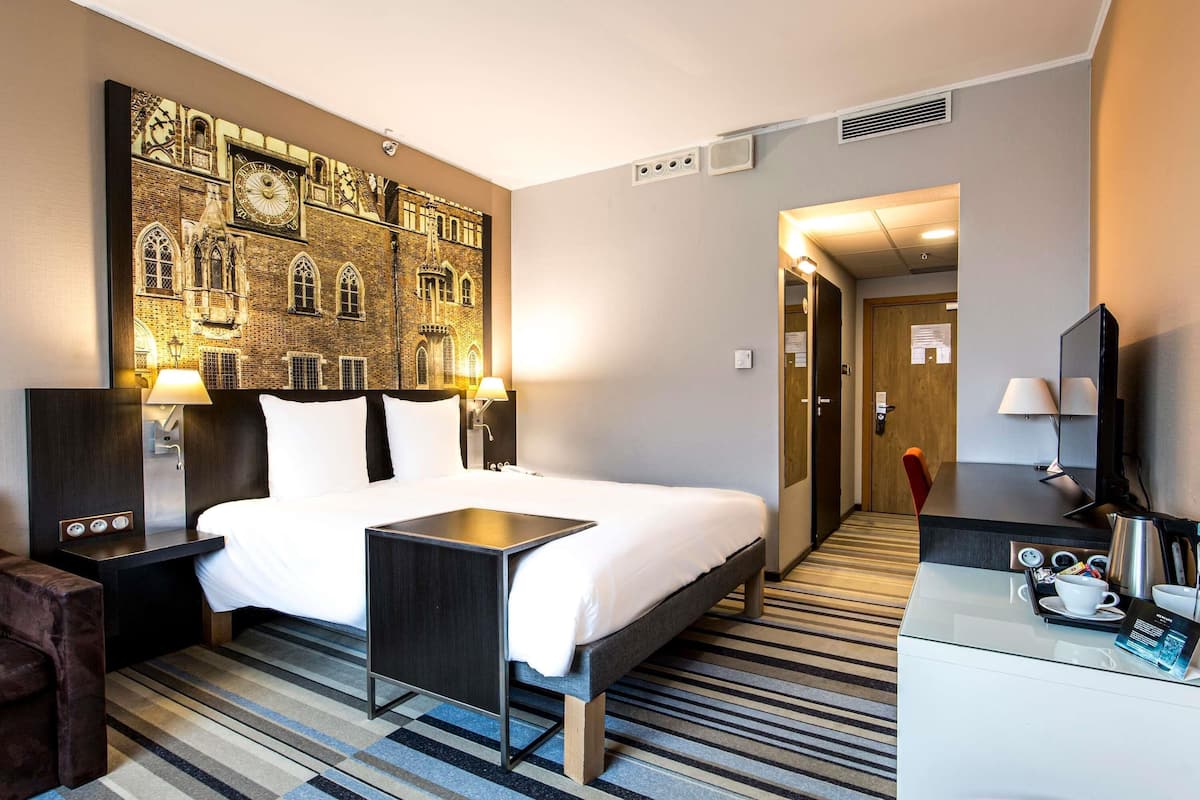Classic Room, 1 Double Bed with Sofa ( City or Cathedral view) | Hypo-allergenic bedding, minibar, in-room safe, desk