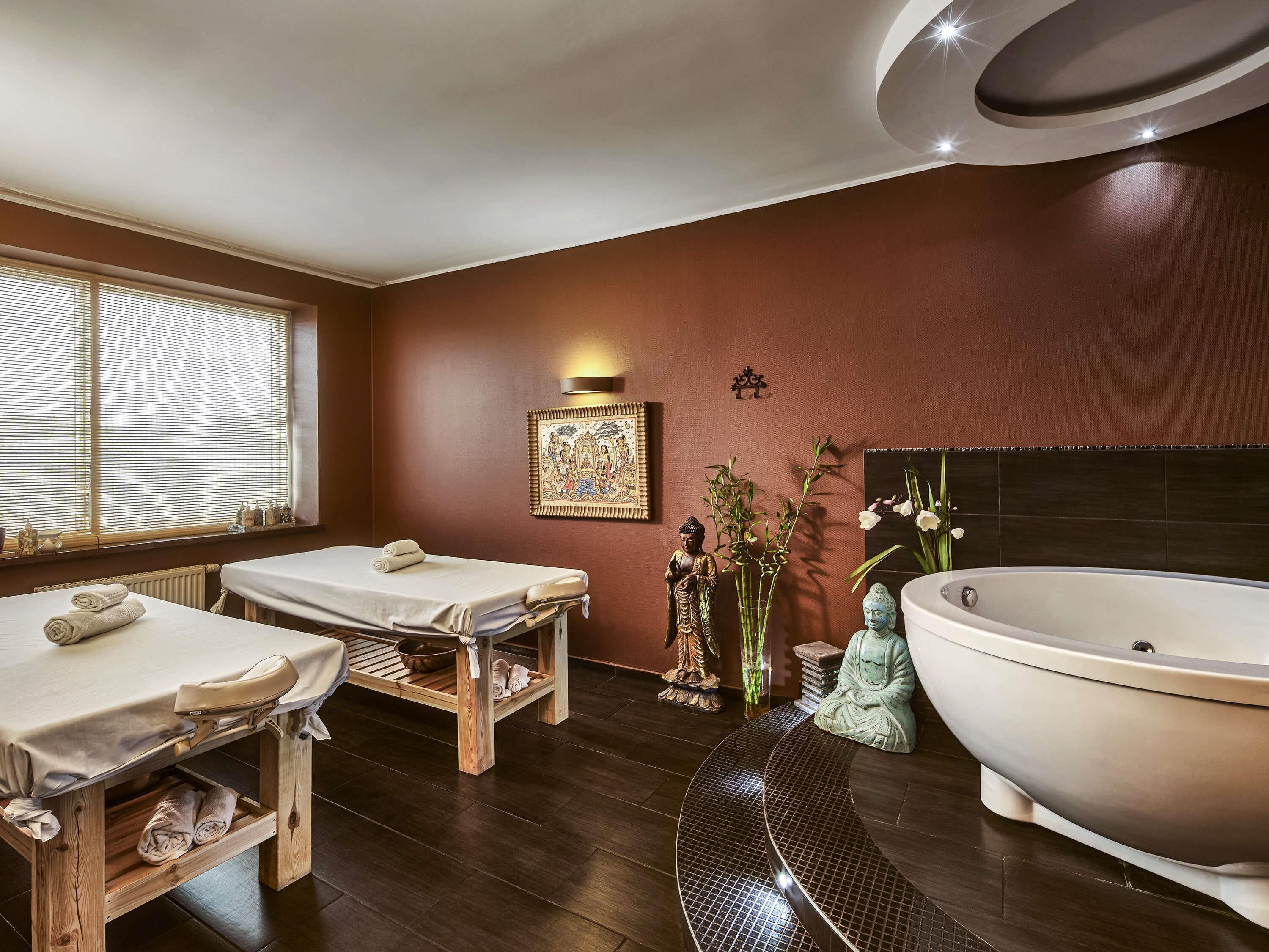Couples treatment rooms, body treatments, hydrotherapy, aromatherapy