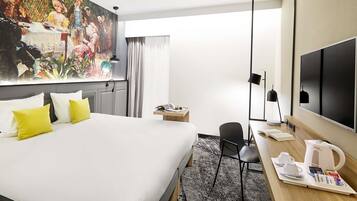 Hypo-allergenic bedding, minibar, in-room safe, desk