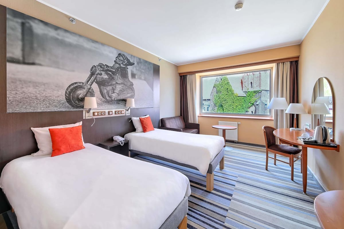 Rom – classic, 2 enkeltsenger (City or Cathedral View) | Allergitestet sengetøy, safe på rommet, skrivebord og blendingsgardiner