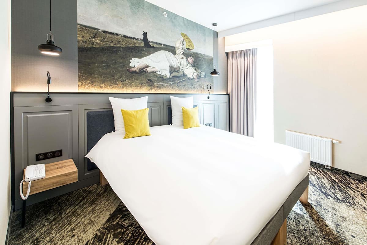 Classic Room, 1 Double Bed, city view | Hypo-allergenic bedding, in-room safe, desk, blackout drapes