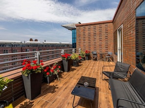 Allergitestade sängkläder, värdeförvaringsskåp på rummet och skrivbord