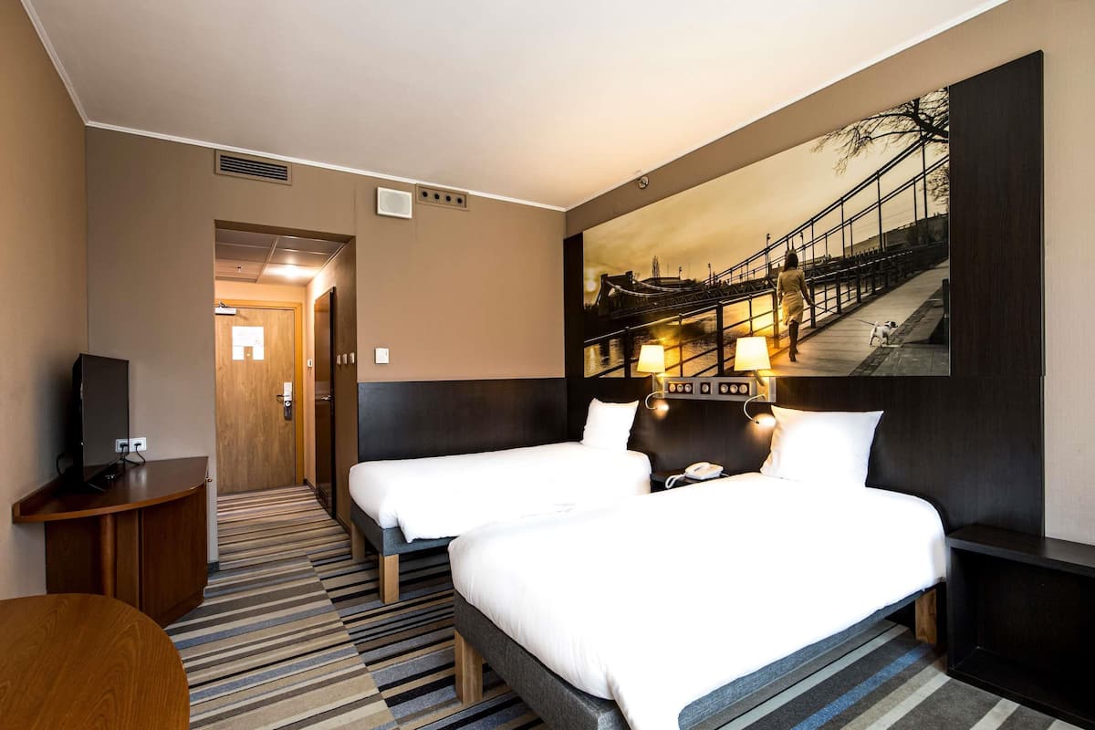 Classic Room, 2 Twin Beds (City or Cathedral View) | Hypo-allergenic bedding, in-room safe, desk, blackout drapes