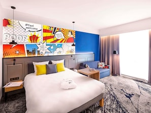 ملاءات للفراش لا تسبب الحساسية وخزنة داخل الغرفة ومكتب وستائر تعتيم