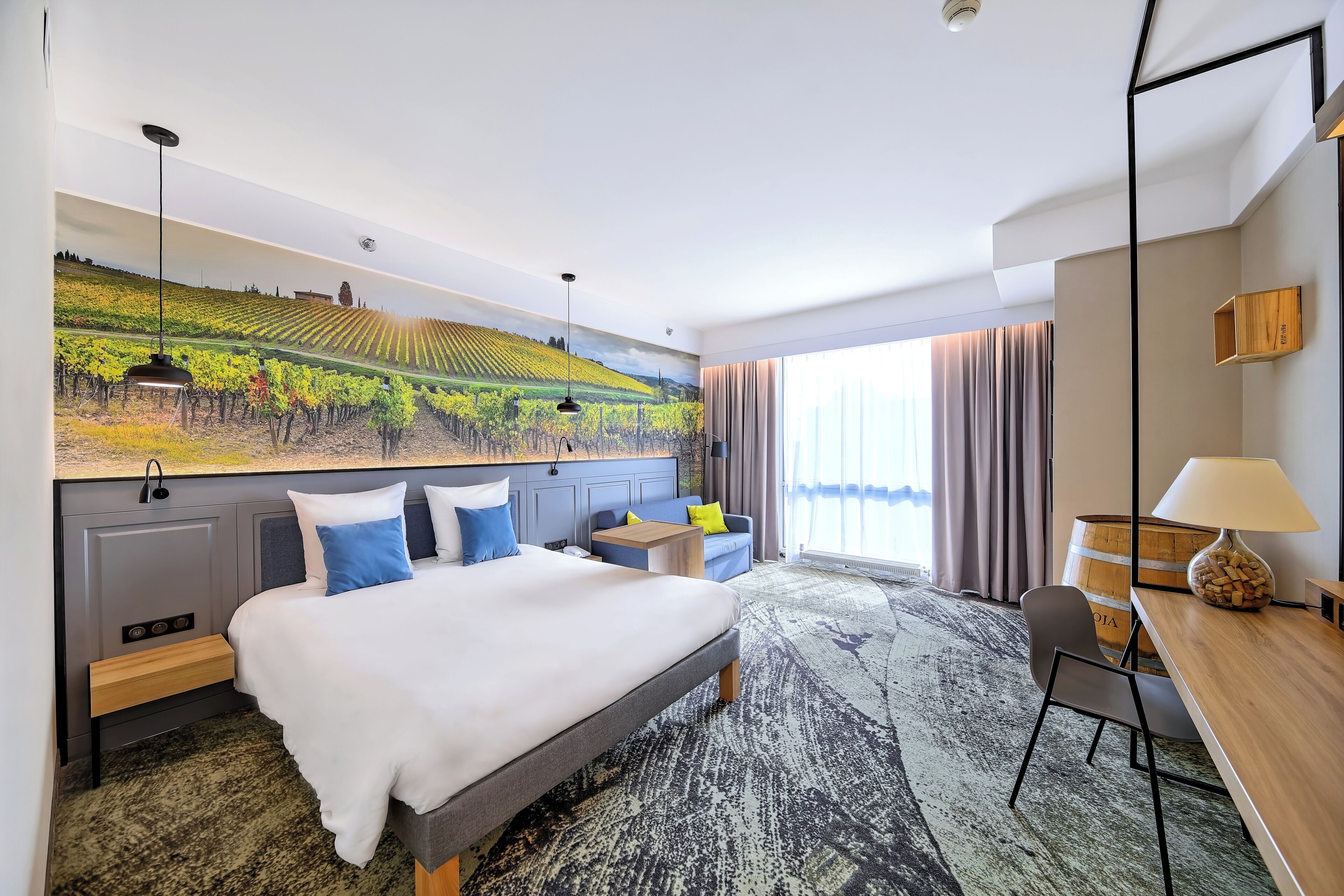 Privilege, ห้องพัก, เตียงใหญ่ 1 เตียง, วิวเมือง | เครื่องนอนป้องกันสารก่อภูมิแพ้, ตู้นิรภัยในห้องพัก, โต๊ะทำงาน