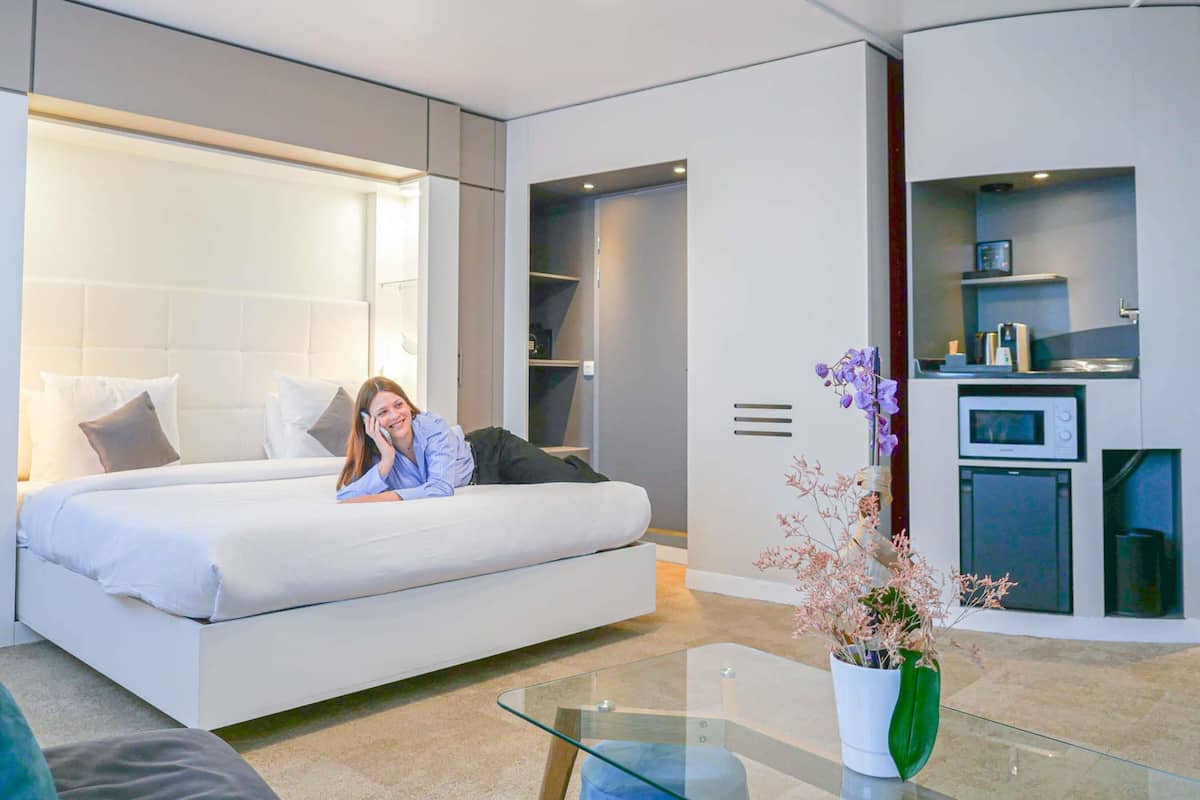 Roupas de cama premium, cofres nos quartos, escrivaninha