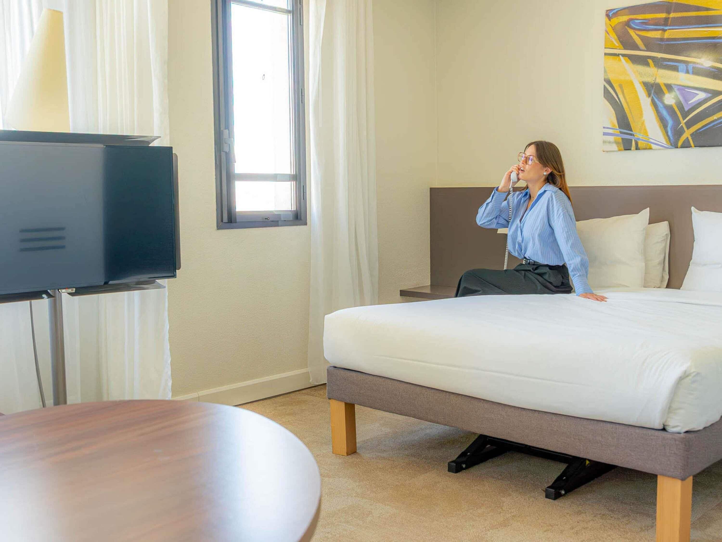 Svit Executive - 1 queensize-säng | Sängtillbehör av högsta kvalitet och värdeförvaringsskåp på rummet