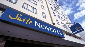 A hotel sign with the name "Suite Novotel". - Novotel Suites Paris Montreuil Vincennes (Paris)