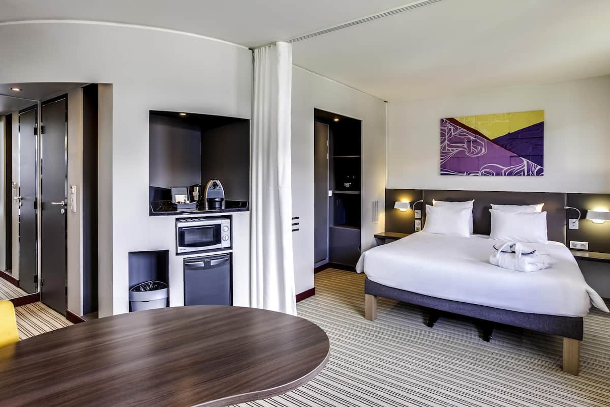 Premium bedding, in-room safe, desk, blackout drapes
