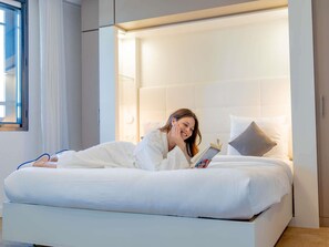 Roupas de cama premium, cofres nos quartos, escrivaninha