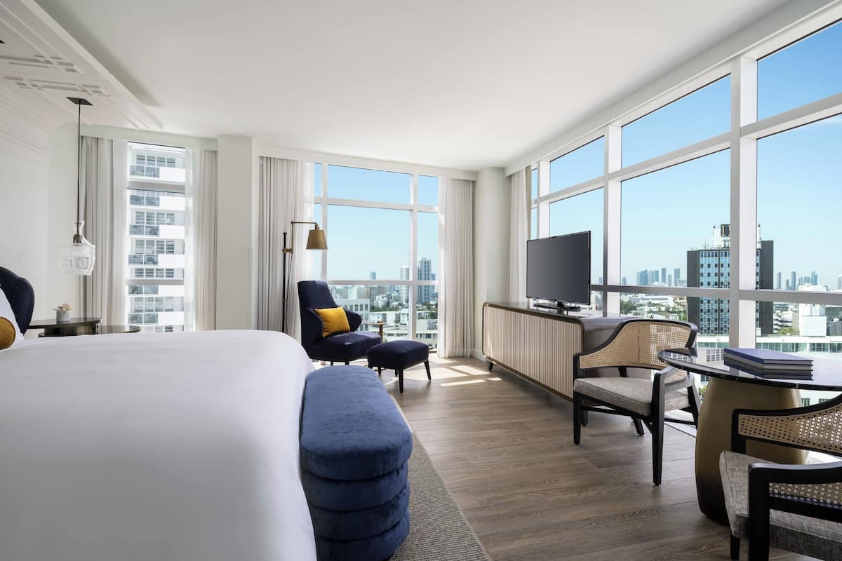 Club Room, 1 King Bed, City View