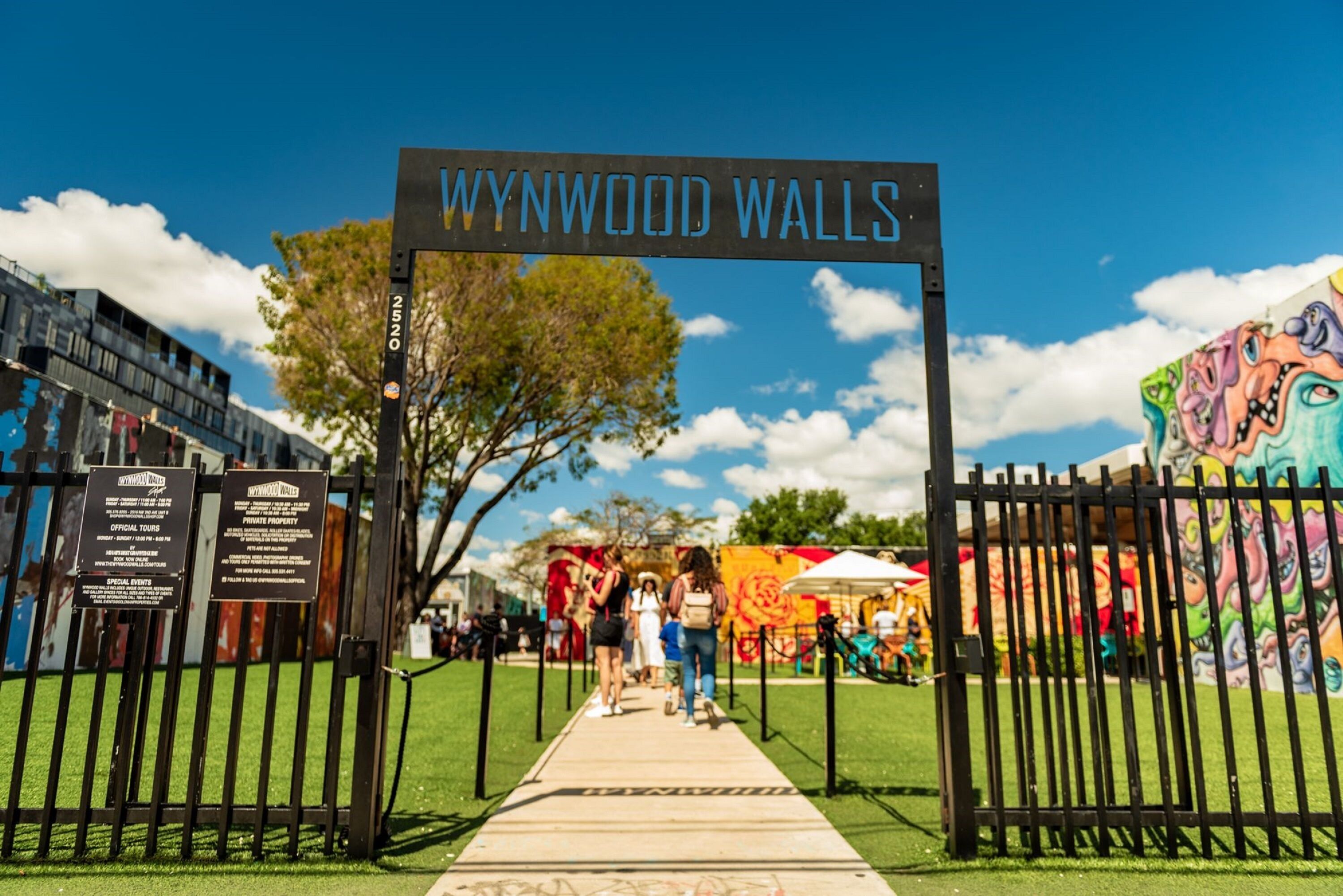 Une porte portant l’inscription « Wynwood Walls » et un chemin qui la traverse.