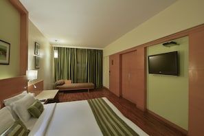 Premium bedding, minibar, in-room safe, desk - Comfort Inn Heritage (Mumbai)