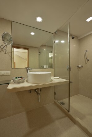 Deep soaking tub, free toiletries, hair dryer, towels - Comfort Inn Heritage (Mumbai)