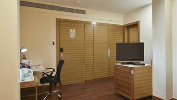 Roupas de cama premium, frigobar, cofres nos quartos, escrivaninha