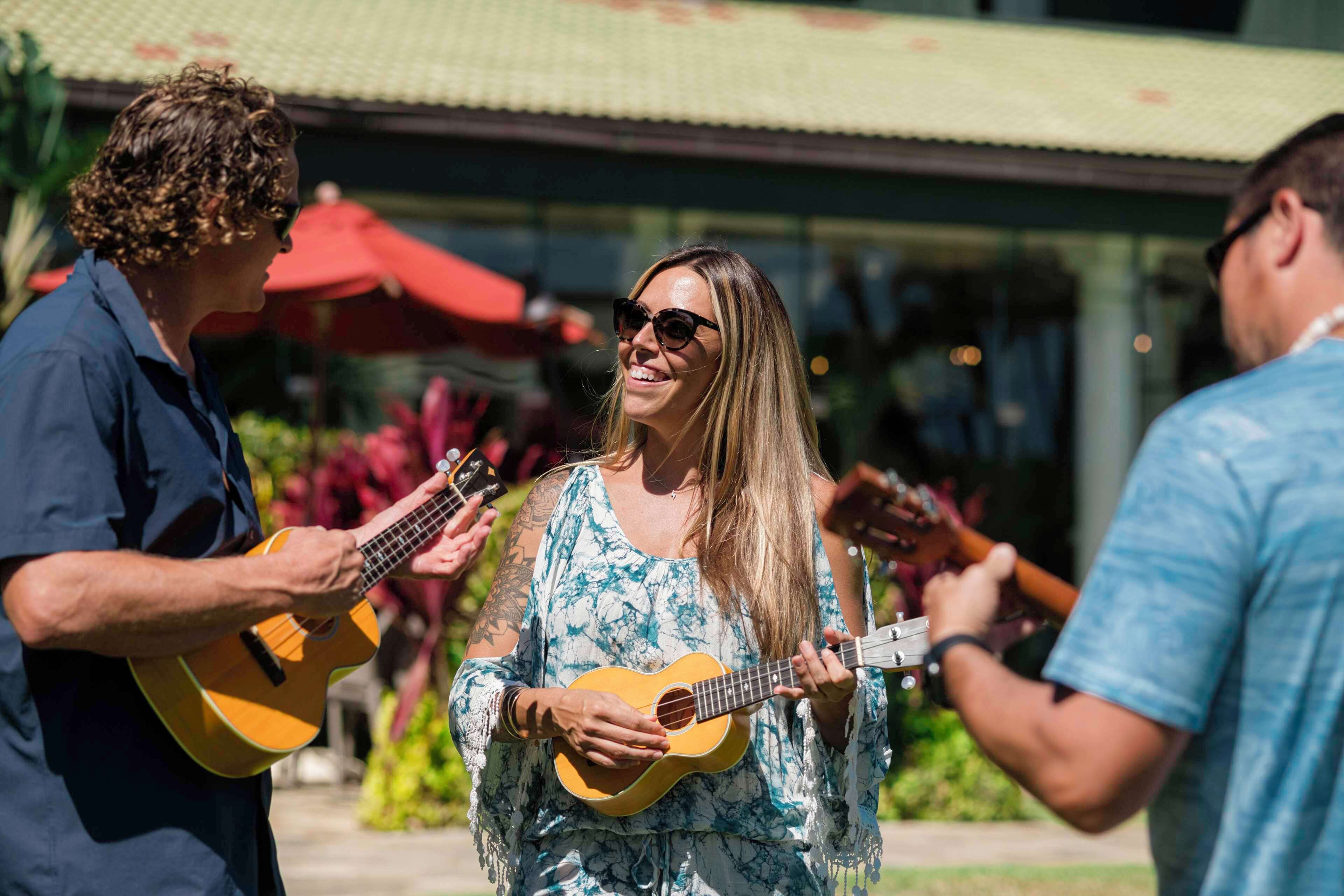 Una persona tocando un ukelele.