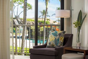 Habitación Premium, 1 cama King size, vista al océano (Pool View) | Edredón, caja de seguridad en la habitación y escritorio 