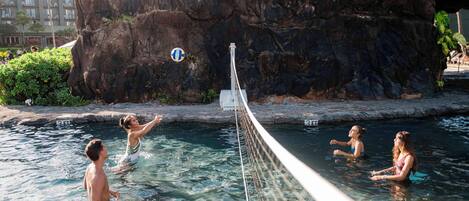 Zona de piscina con una barrera de cuerda, agua cristalina y un fondo rocoso.