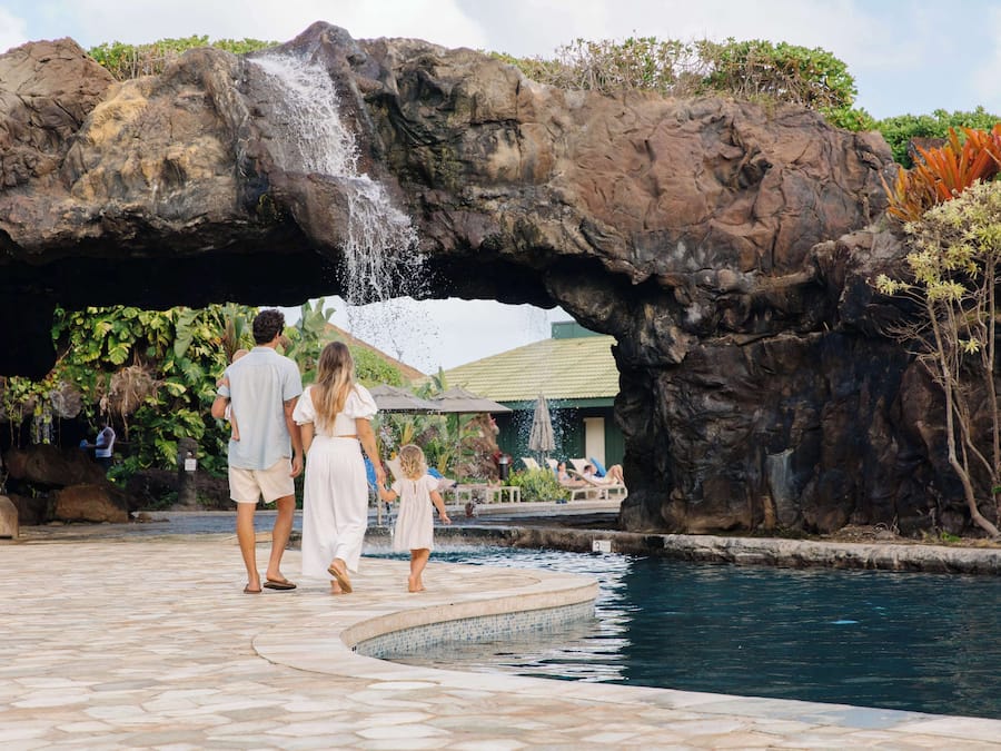 4 Außenpools, geöffnet von 08:00 Uhr bis 22:00 Uhr, Sonnenschirme