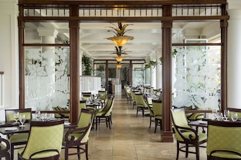 2 restaurants, breakfast served at OUTRIGGER Kauaʻi Beach Resort & Spa