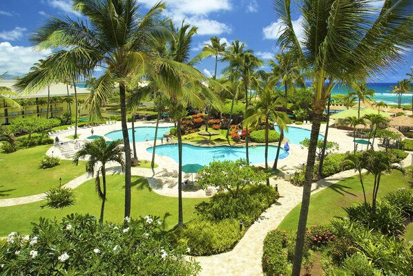 4 albercas al aire libre, sombrillas en la alberca y camastros 