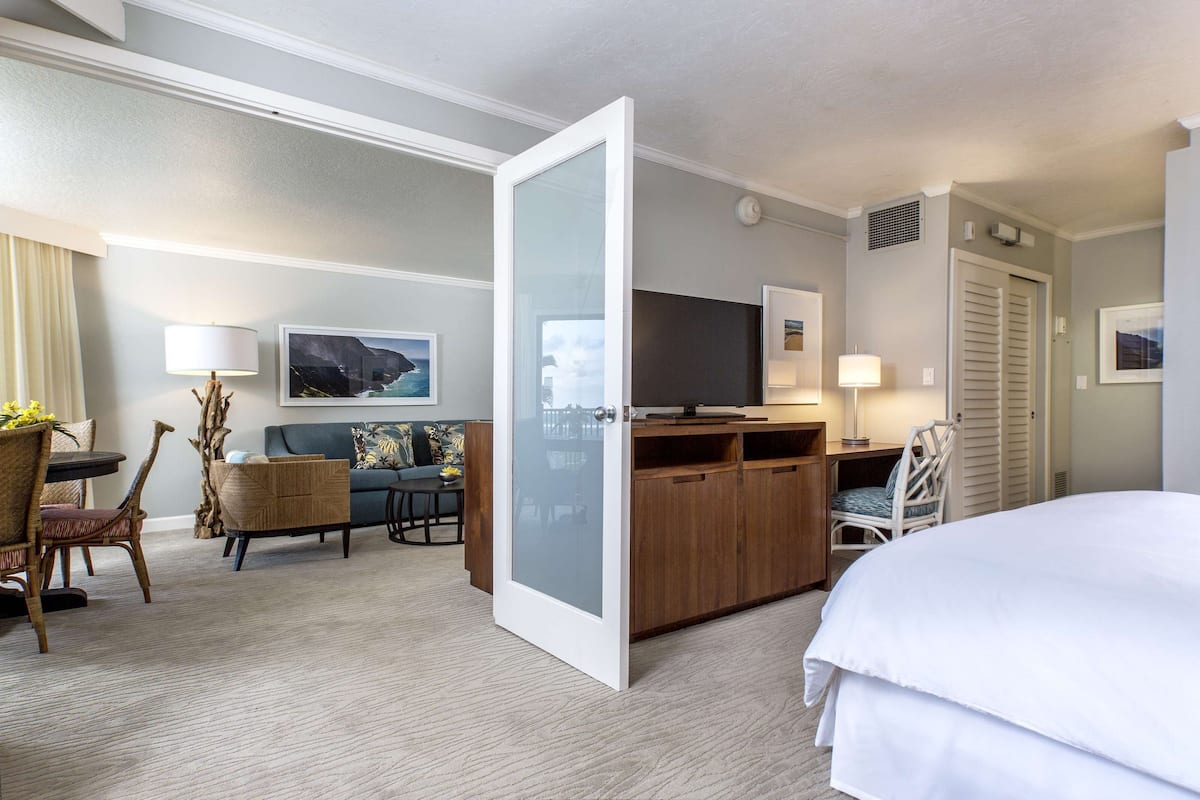 Edredón, caja de seguridad en la habitación y escritorio