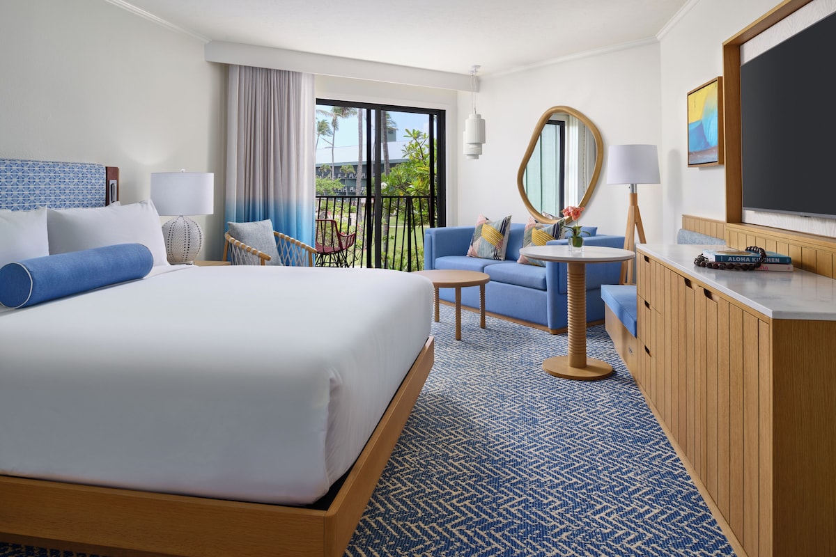 Signature Room, 1 King Bed, Mobility Accessible, (Pool Ocean View, Newly Renovated) | Down comforters, in-room safe, desk, laptop workspace