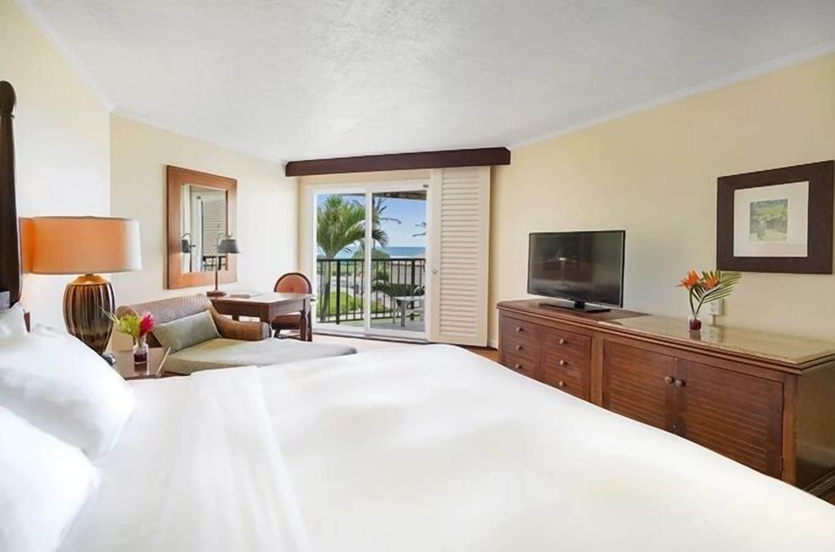 Quarto, 1 cama King, vista para o oceano (Pool View) | Edredons de pluma, cofres nos quartos, escrivaninha