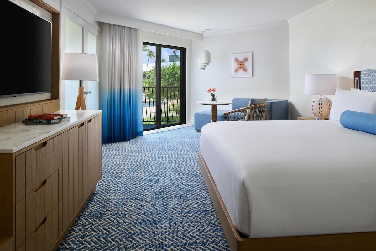 Phòng Suite có thiết kế đặc trưng, 1 phòng ngủ, quang cảnh hồ bơi (1 King Bed) | Chăn bông, két bảo mật tại phòng, bàn