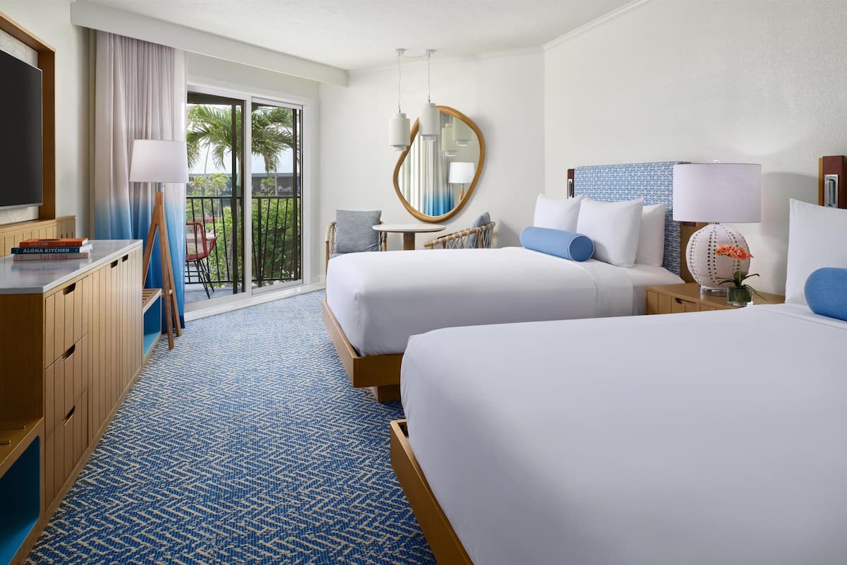 Chambre Signature, 2 grands lits, accessible aux personnes à mobilité réduite (Pool View) | Couette en duvet, coffre-fort, bureau