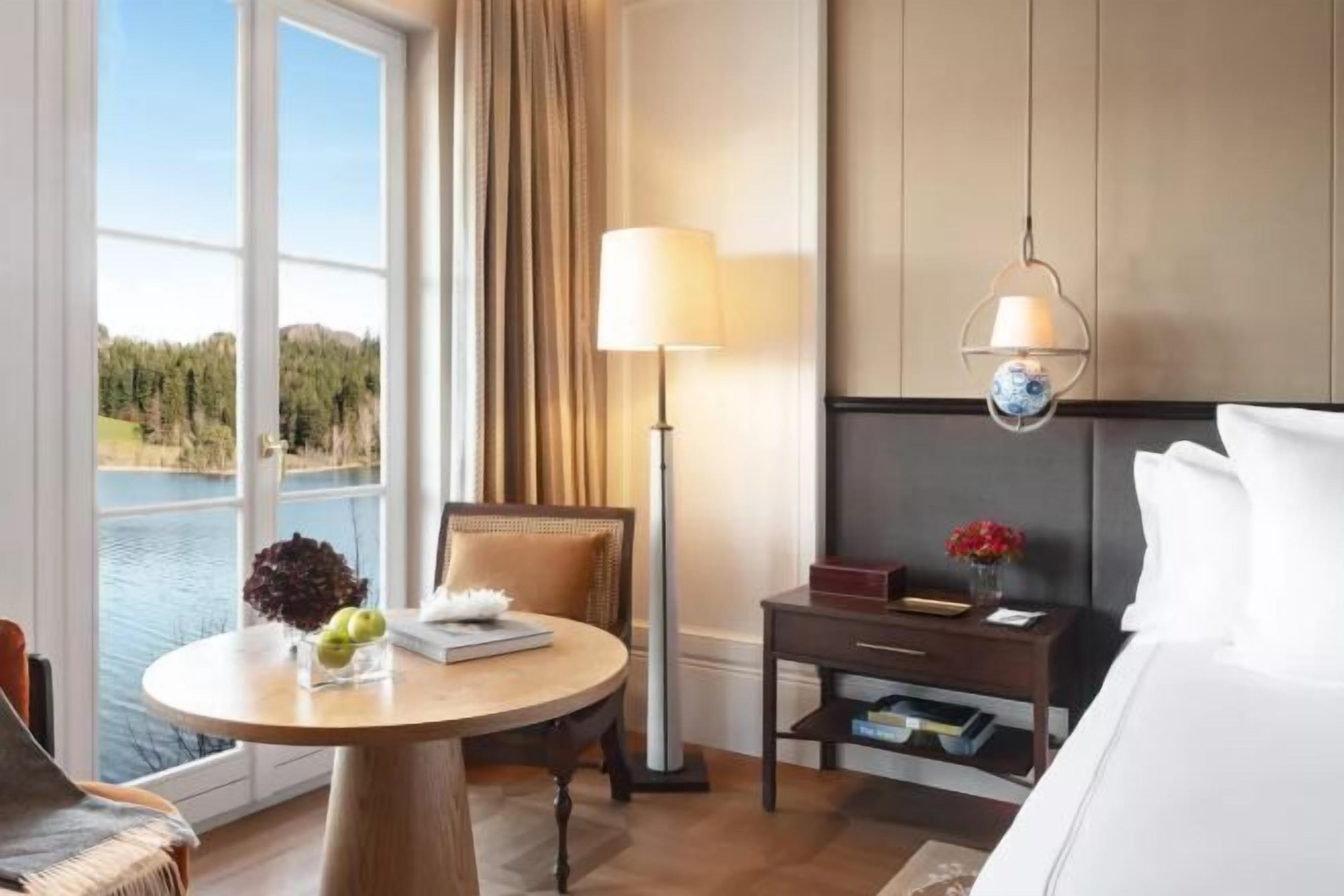 高档床上用品、免费迷你吧物品、客房内保险箱、办公桌