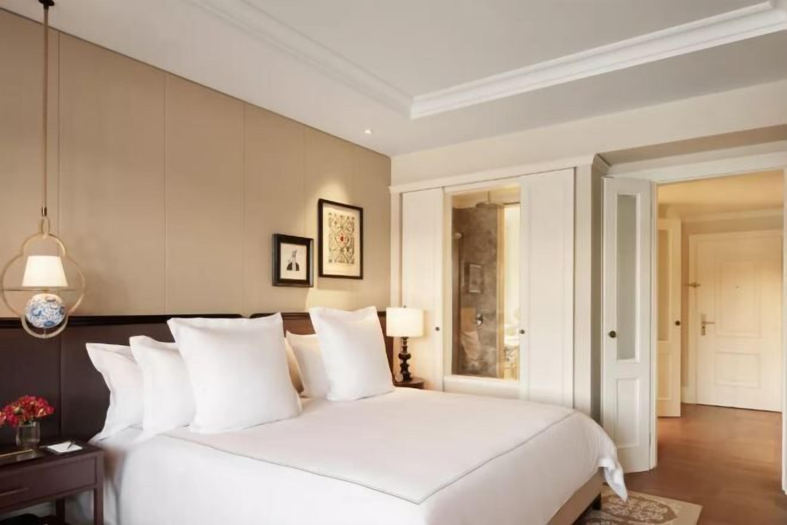 Premium bedding, free minibar items, in-room safe, desk