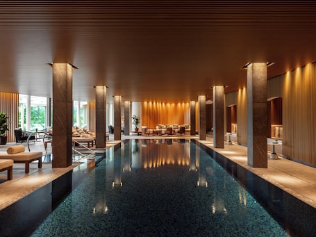 Una piscina techada, una piscina al aire libre, camas de piscina gratis