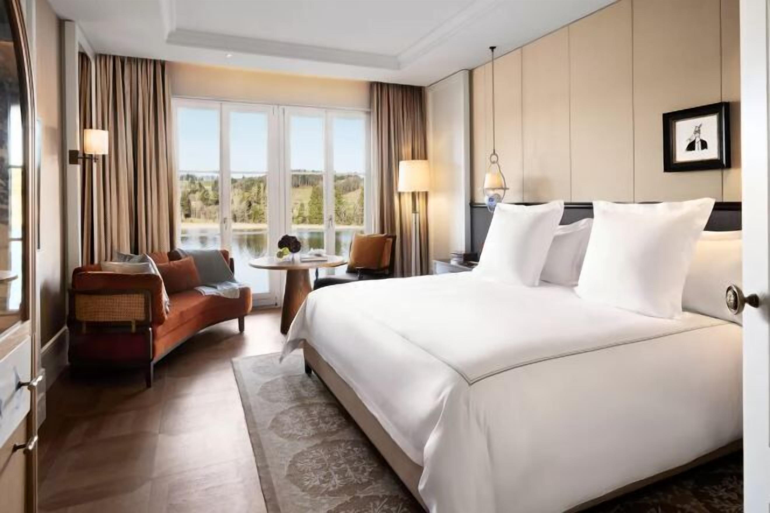 高档床上用品、免费迷你吧物品、客房内保险箱、办公桌