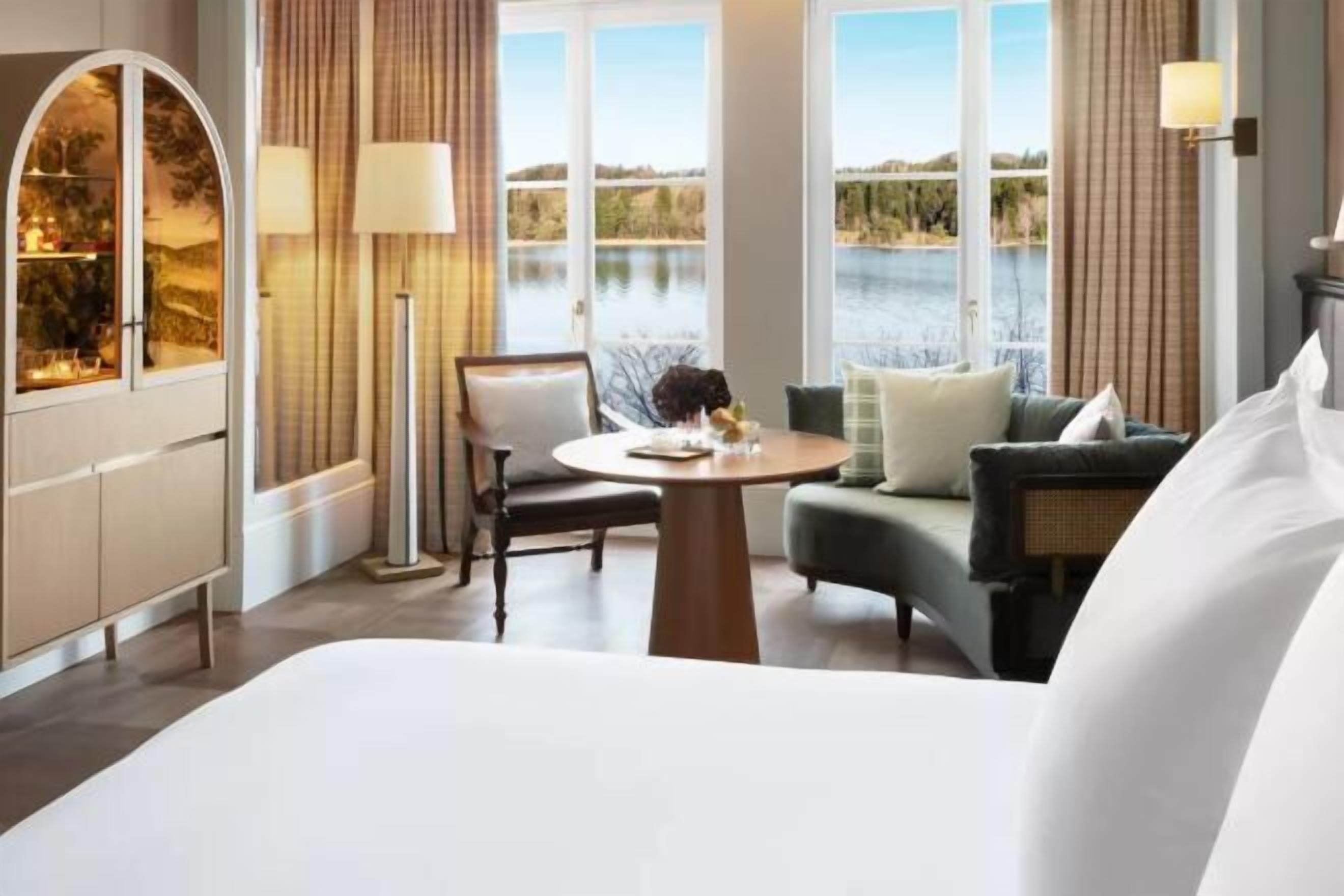 高档床上用品、免费迷你吧物品、客房内保险箱、办公桌