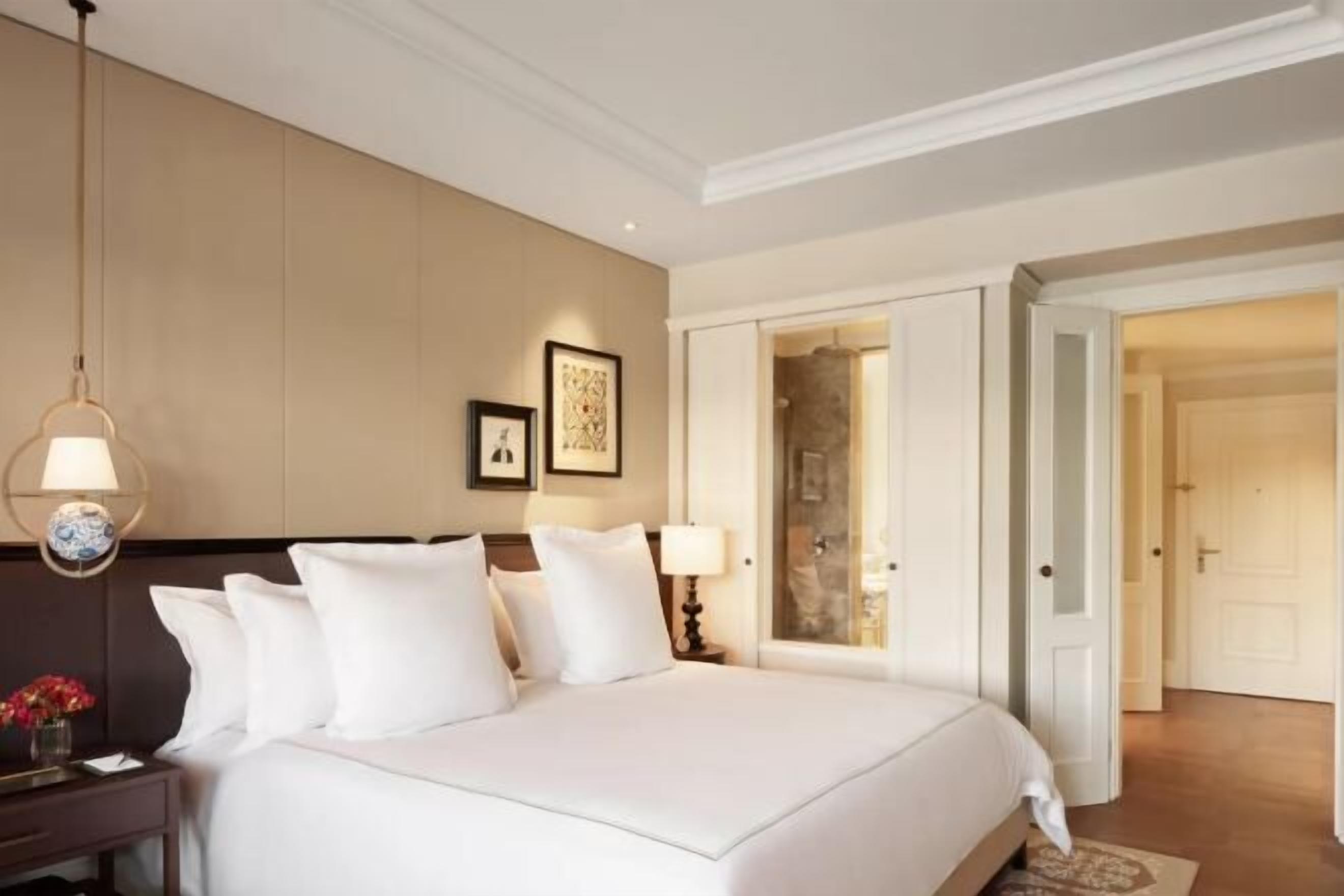 高档床上用品、免费迷你吧物品、客房内保险箱、办公桌