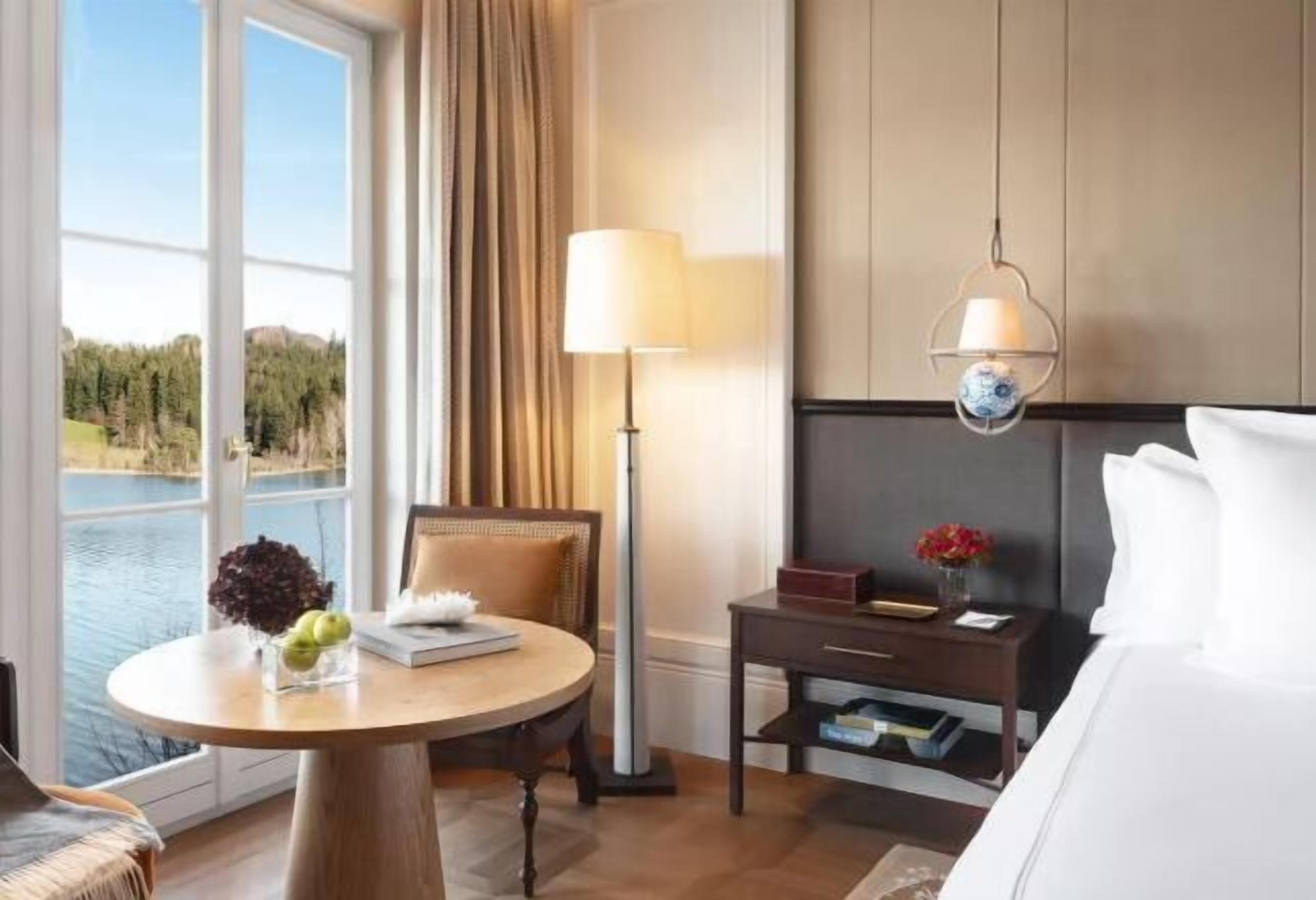 高档床上用品、免费迷你吧物品、客房内保险箱、办公桌