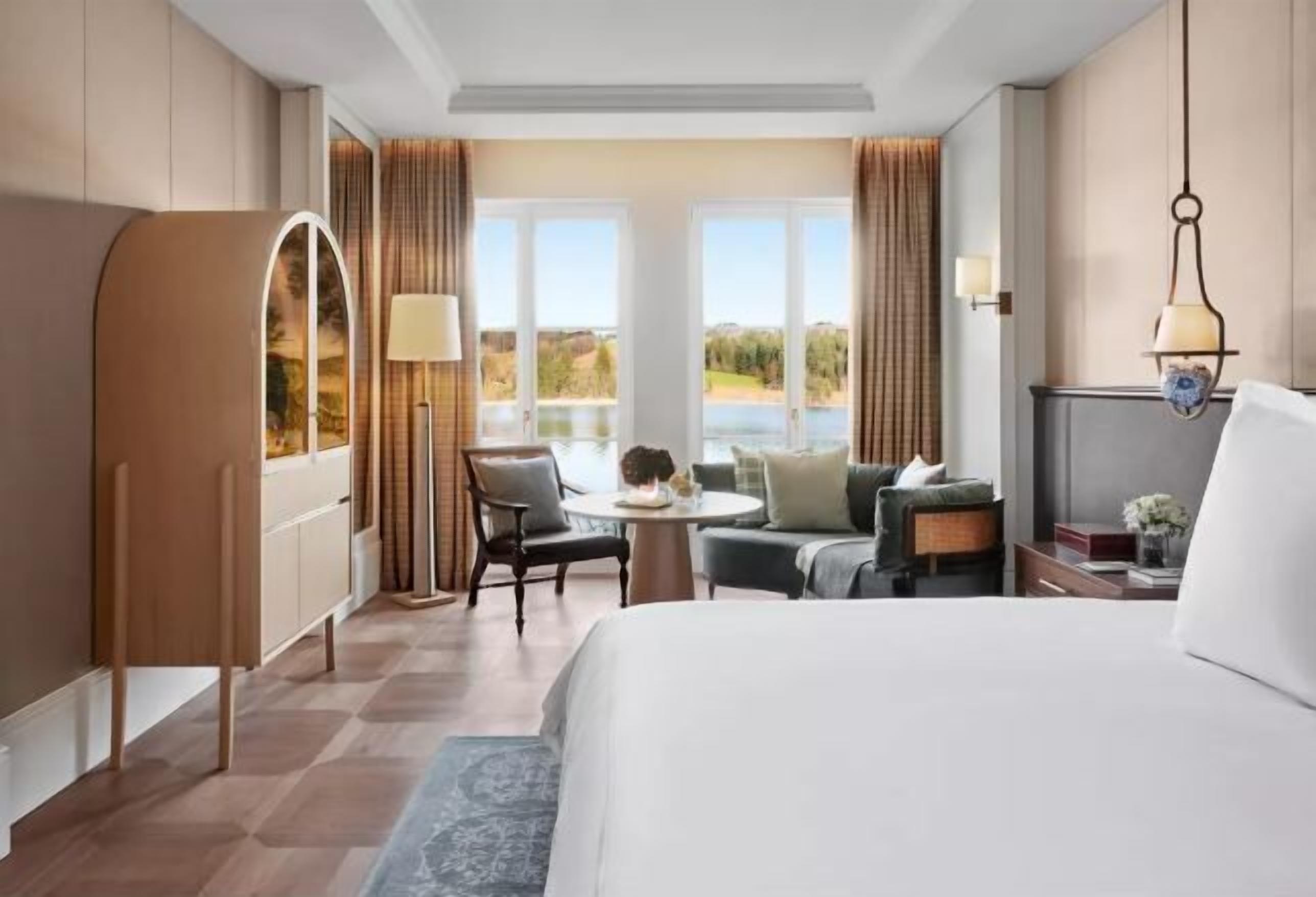 高档床上用品、免费迷你吧物品、客房内保险箱、办公桌