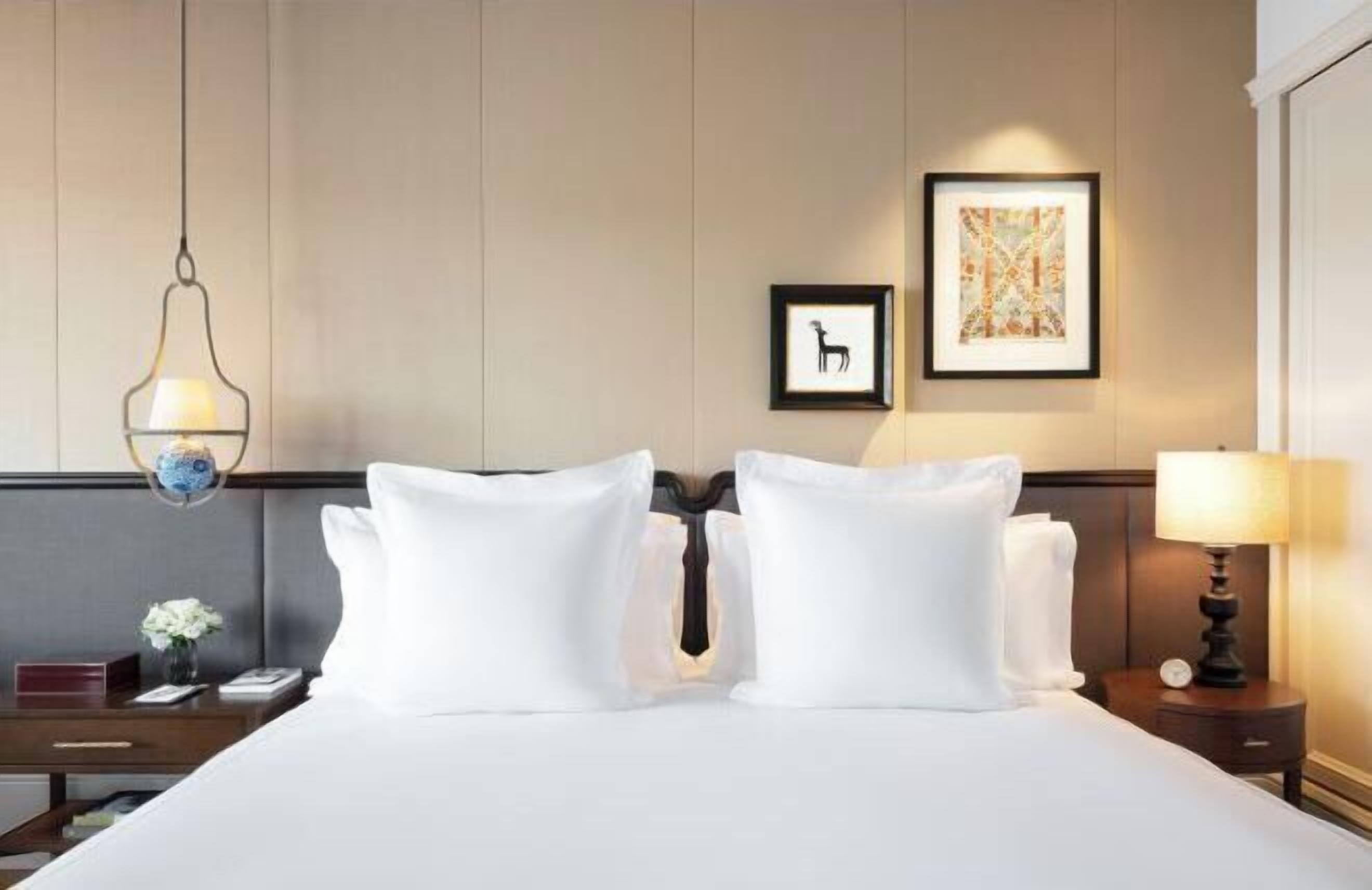 高档床上用品、免费迷你吧物品、客房内保险箱、办公桌