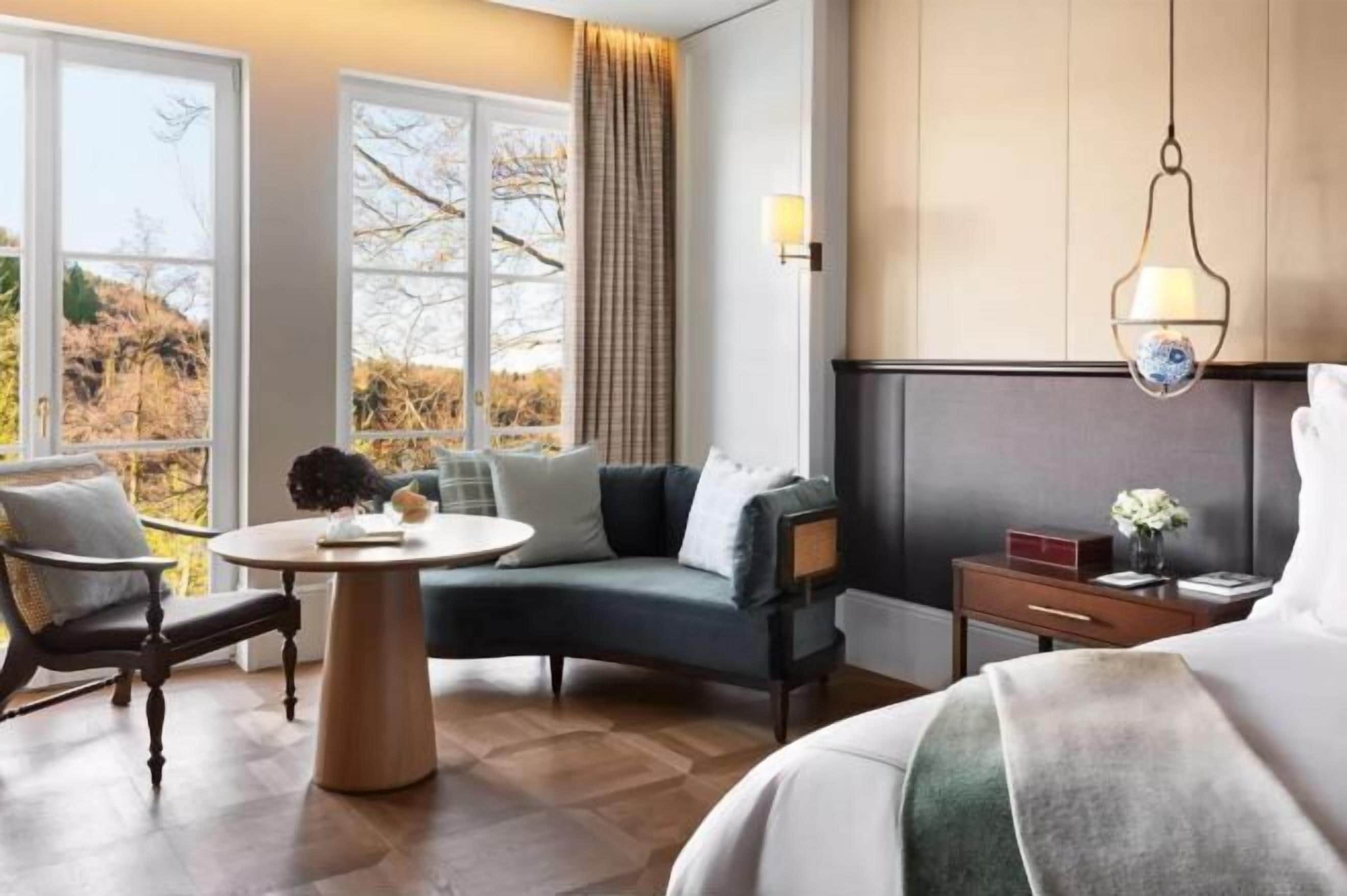 高档床上用品、免费迷你吧物品、客房内保险箱、办公桌