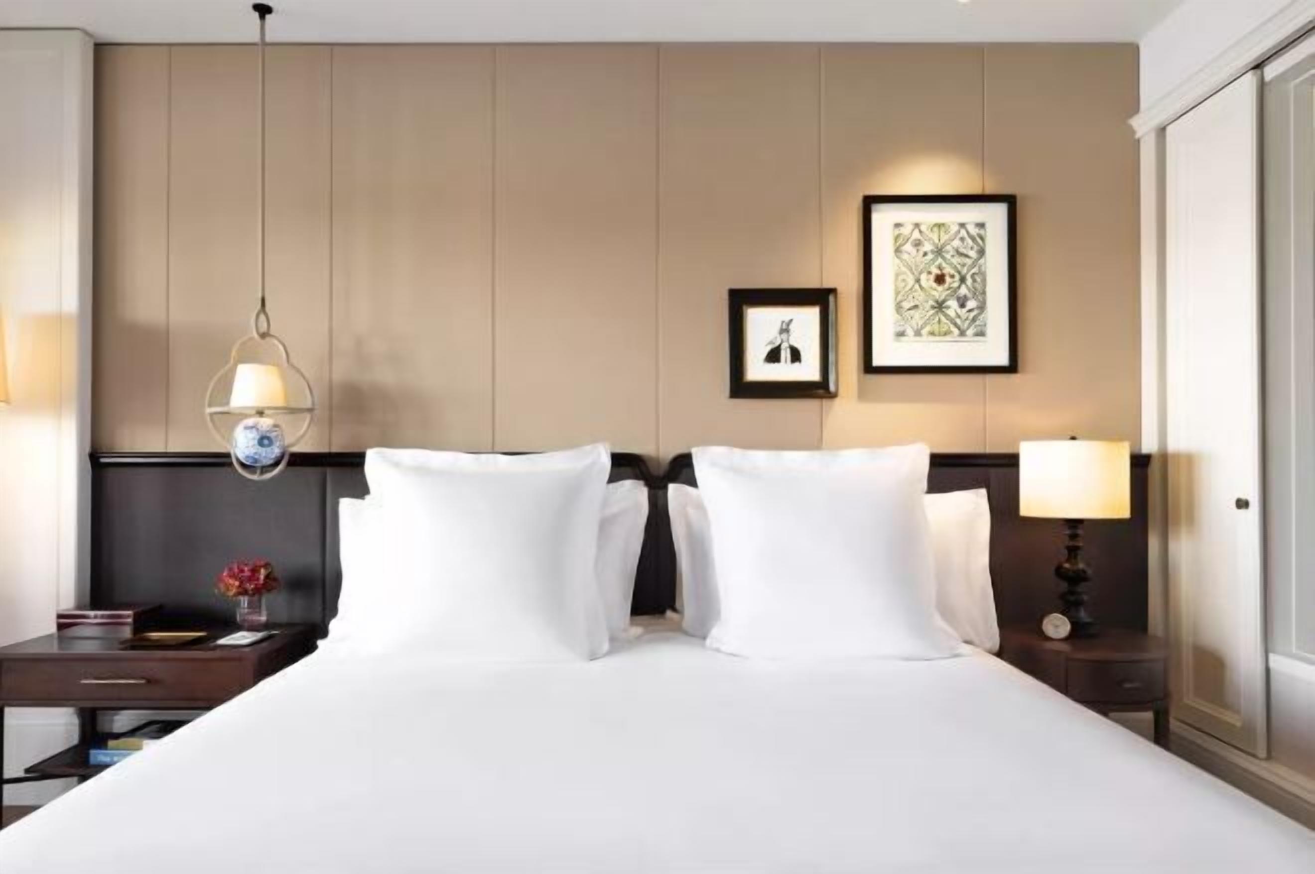 高档床上用品、免费迷你吧物品、客房内保险箱、办公桌