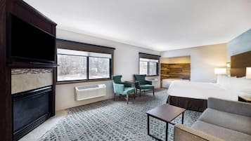 Suite, 1 kingsize bed, niet-roken | Een bureau, verduisterende gordijnen, een strijkplank/strijkijzer