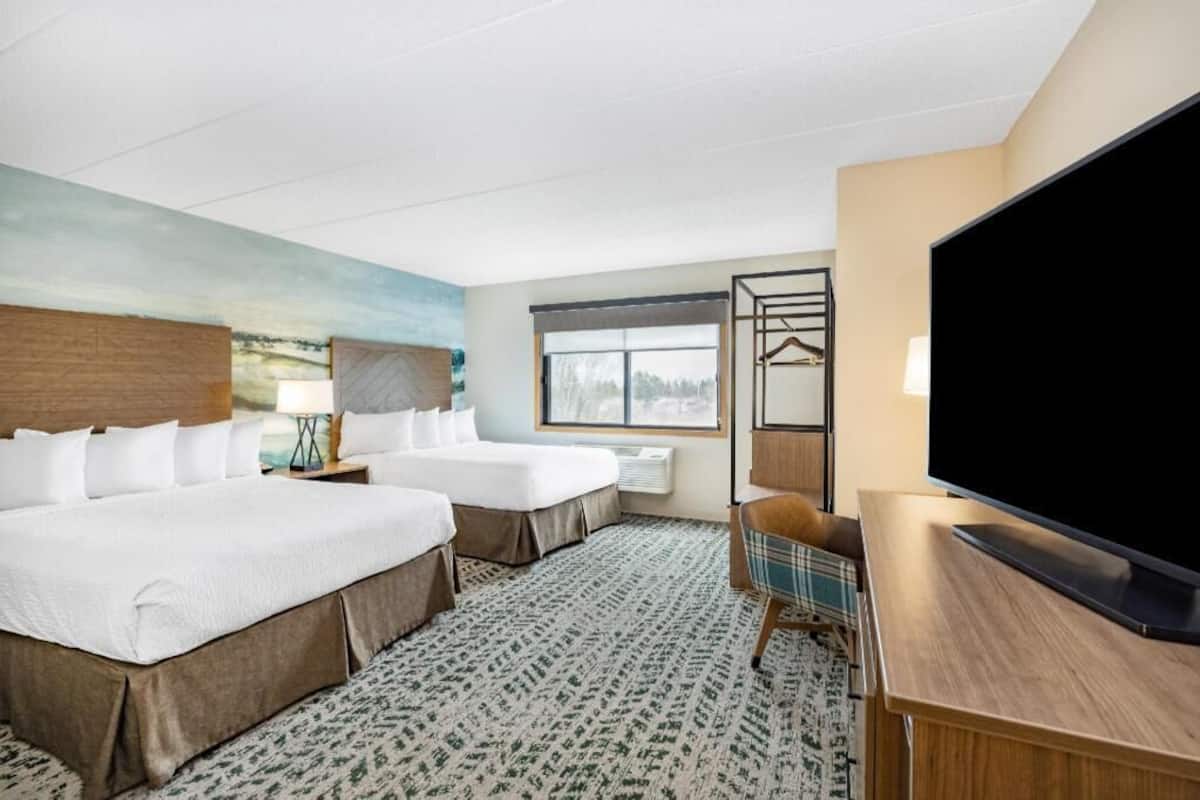 Escritorio, cortinas blackout y tabla de planchar con plancha